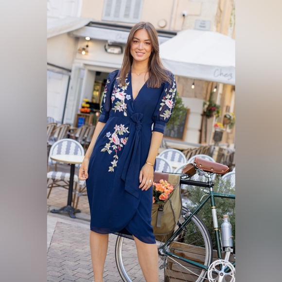Hope & Ivy Neck Wrap Dress in Navy with Floral Embroidery and waist bow tie - Picture 2 of 6